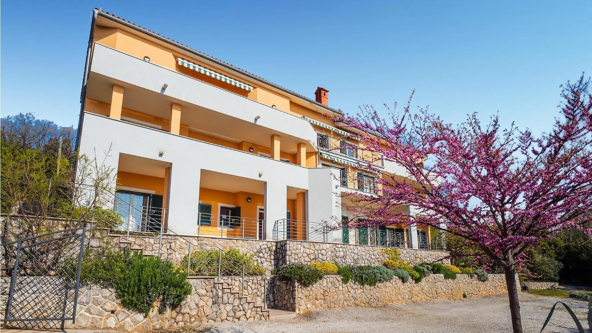 2 Bedroom Cozy Apartment In Moscenicka Draga