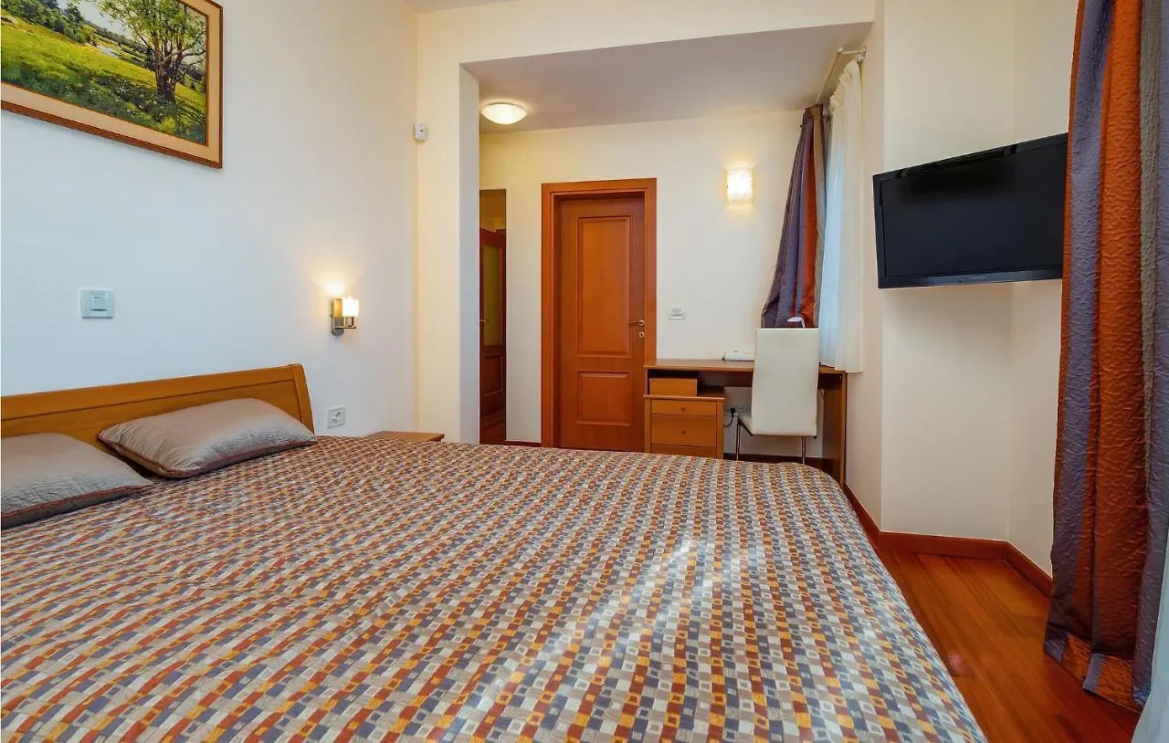 2 Bedroom Cozy Apartment In Moscenicka Draga
