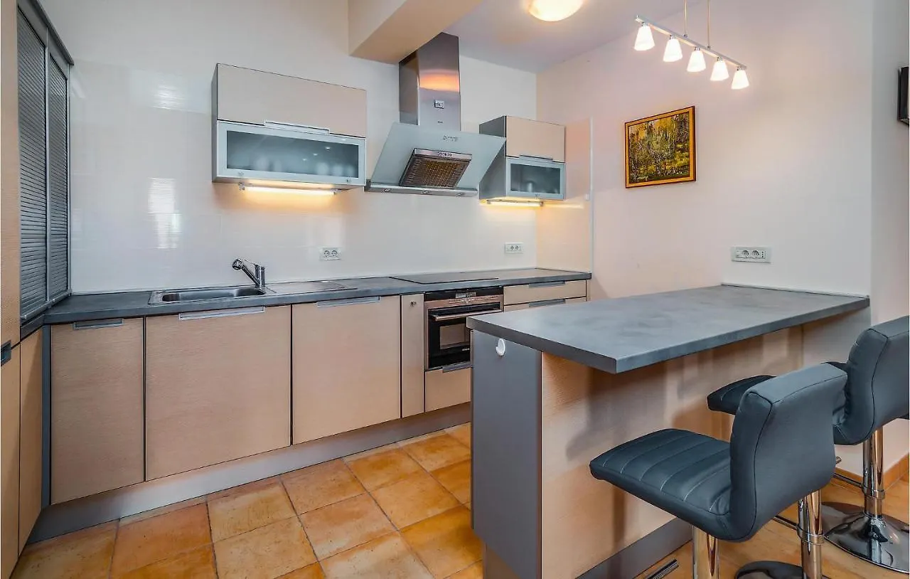 2 Bedroom Cozy Apartment In Moscenicka Draga